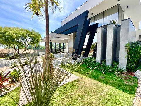Vende casa com 4 suítes e piscina em Marialva 